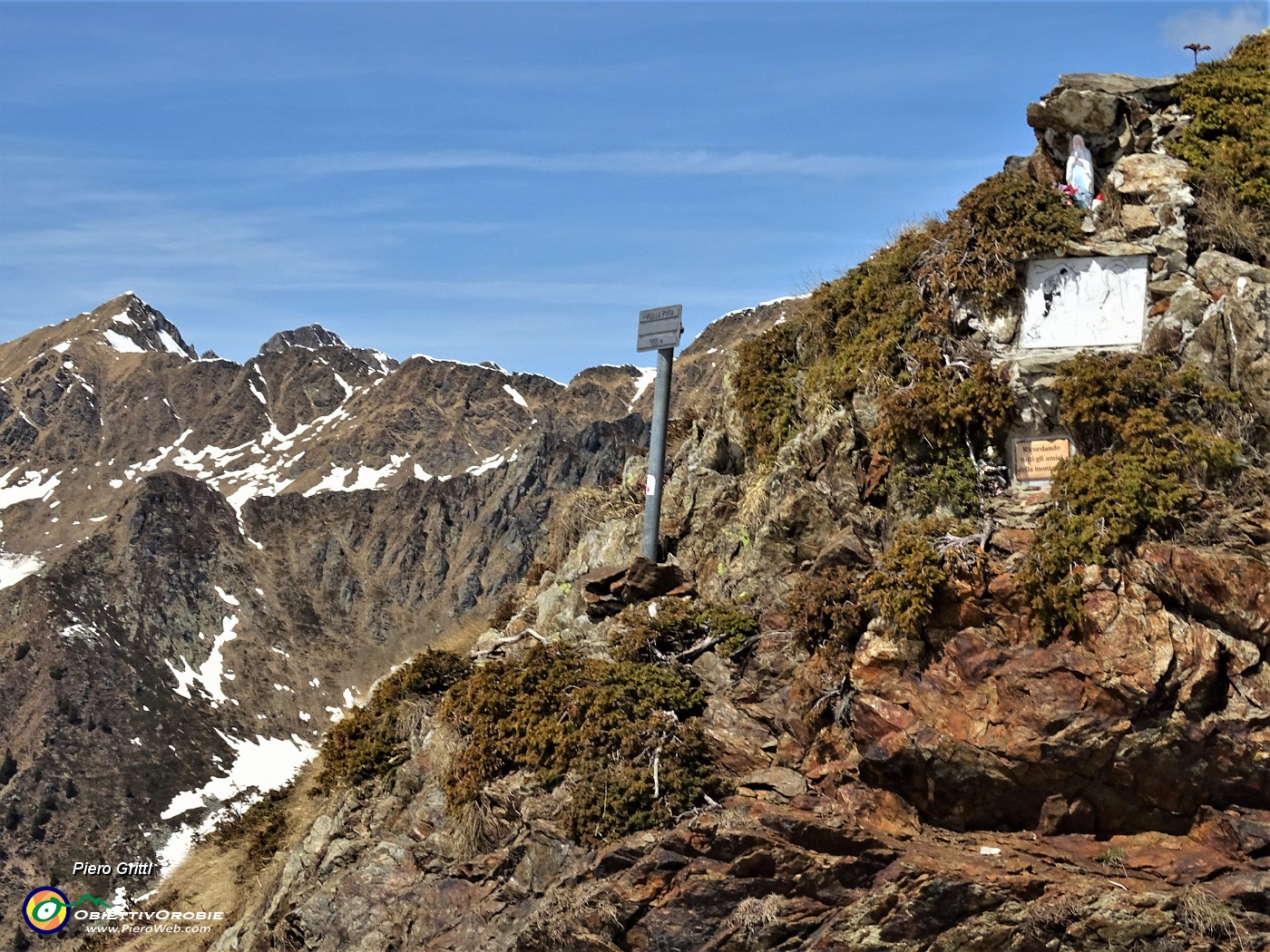 55 Alla Forcella Rossa (2055 m) con la  Madonnina del G.A.M.A. -Gruppo Amici Montagna Alme.JPG